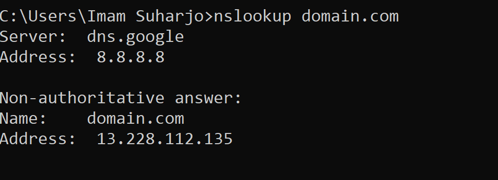 Komputer bertanya alamat IP dari sebuah domain menggunakan nslookup.